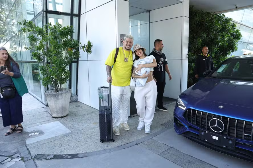 ovcsabia's tweet image. BIA MIRANDA E BUARQUE DEIXAM A MATERNIDADE COM O PRIMEIRO FILHO  vcsabiafamososetv.blogspot.com/2024/06/bia-mi… #biamiranda #buarque #alta #maternidade #famosos #Ovcsabia