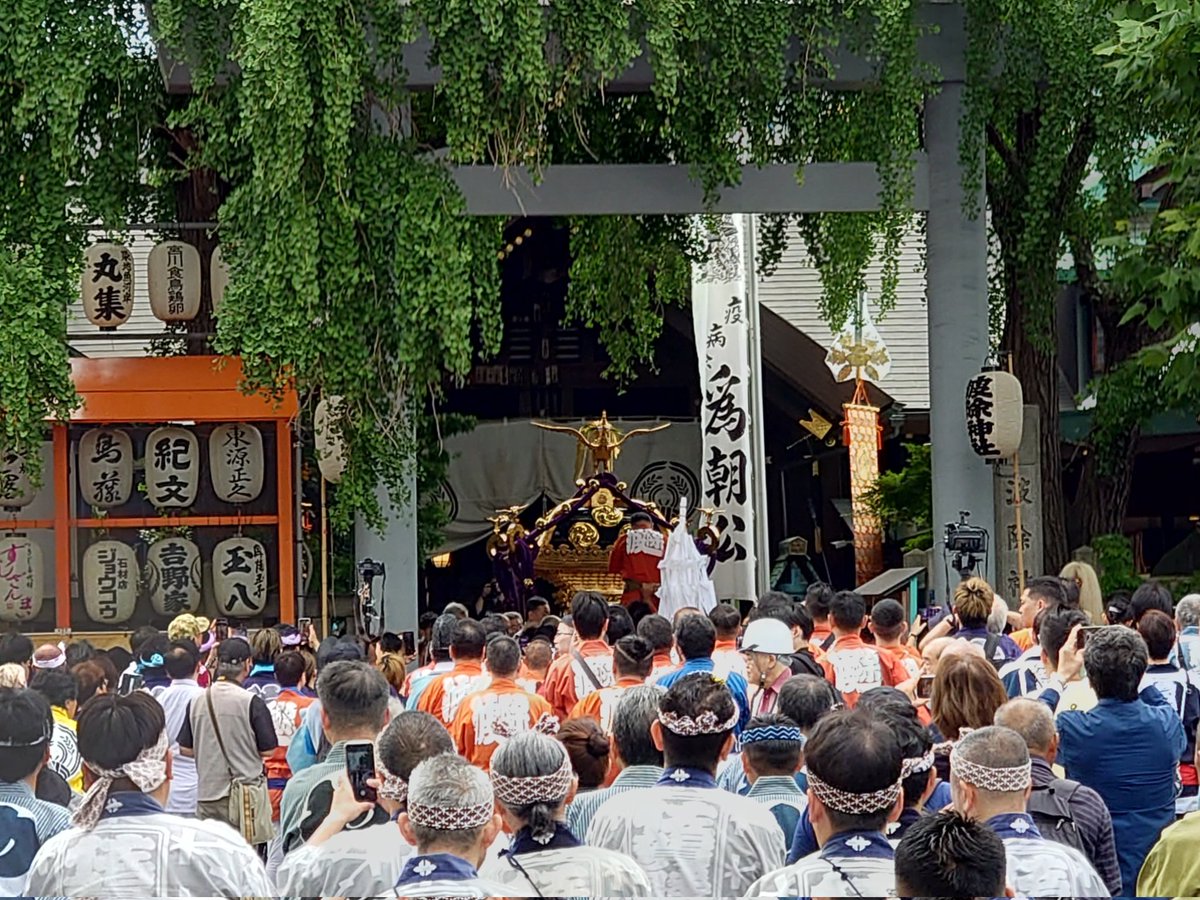 harumichiku's tweet image. 波除神社⛩の「つきじ獅子祭」
本日9日は千貫宮神輿の渡御祭です。　
朝から築地場外市場は熱気に包まれています!!
#Tsukiji #築地