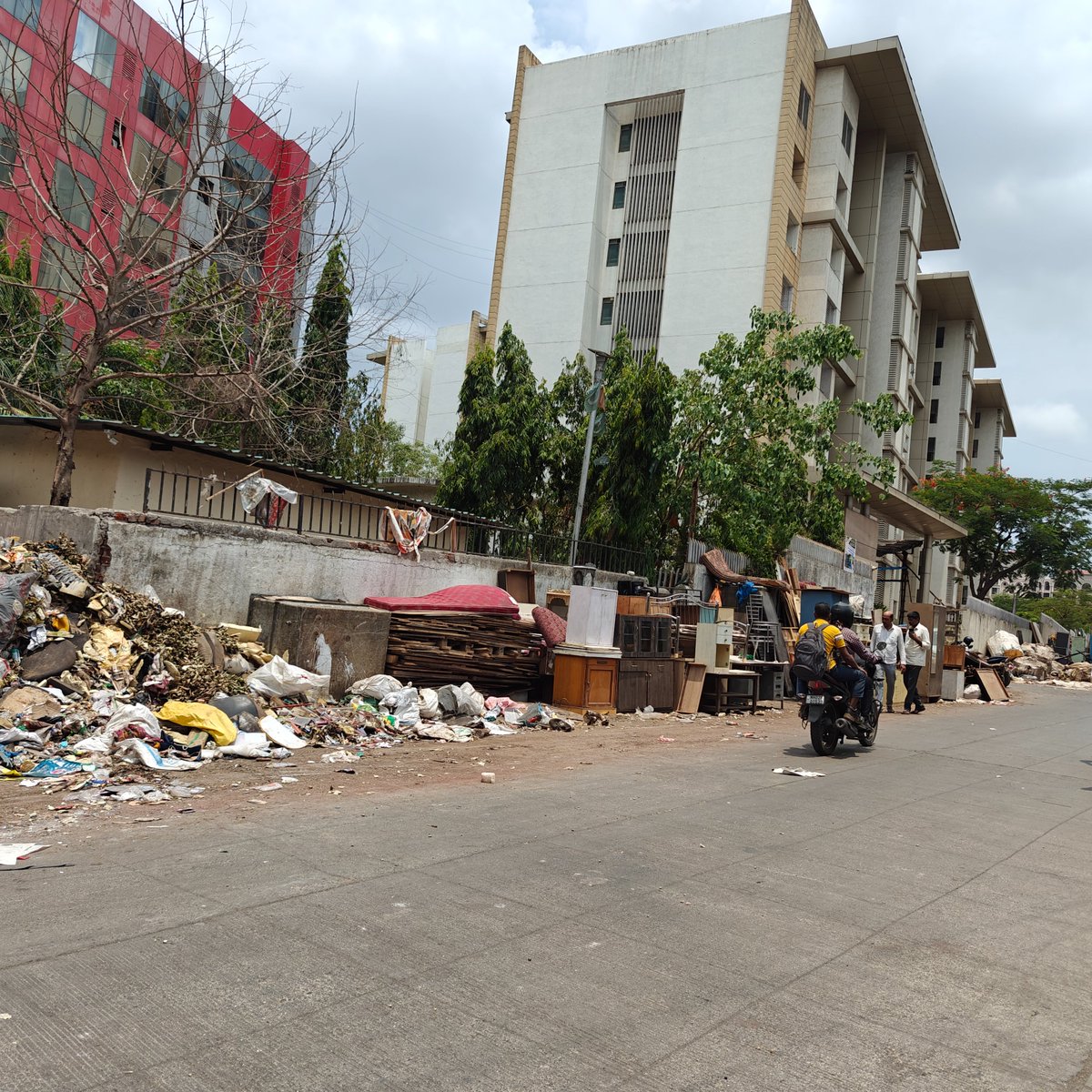 Namrata1712's tweet photo. @RoadsOfMumbai If they have the money, wish they'd clear up the mess on MIDC road 11, Andheri East., right next to the project of Lodha Eternis, ten mins from international airport.@MPLodha @mybmc https://t.co/b3gWi4ZVcv