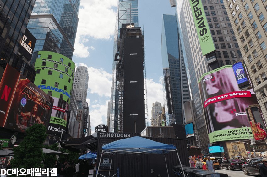sueloging's tweet photo. 사랑하는푸바오보고싶다
#타임스퀘어에푸바오
우리곰주출소만을기다려
#SAVEFUBAO
푸바오조금만버티고있어 https://t.co/QbsUkFVGpt