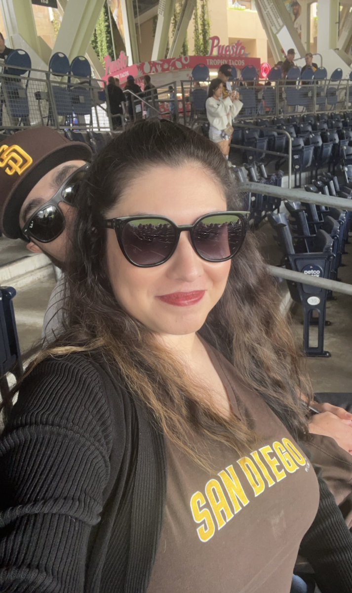 sylvialexis's tweet photo. #forthefaithful
#hotdiggidydog https://t.co/ur93c8XcVJ