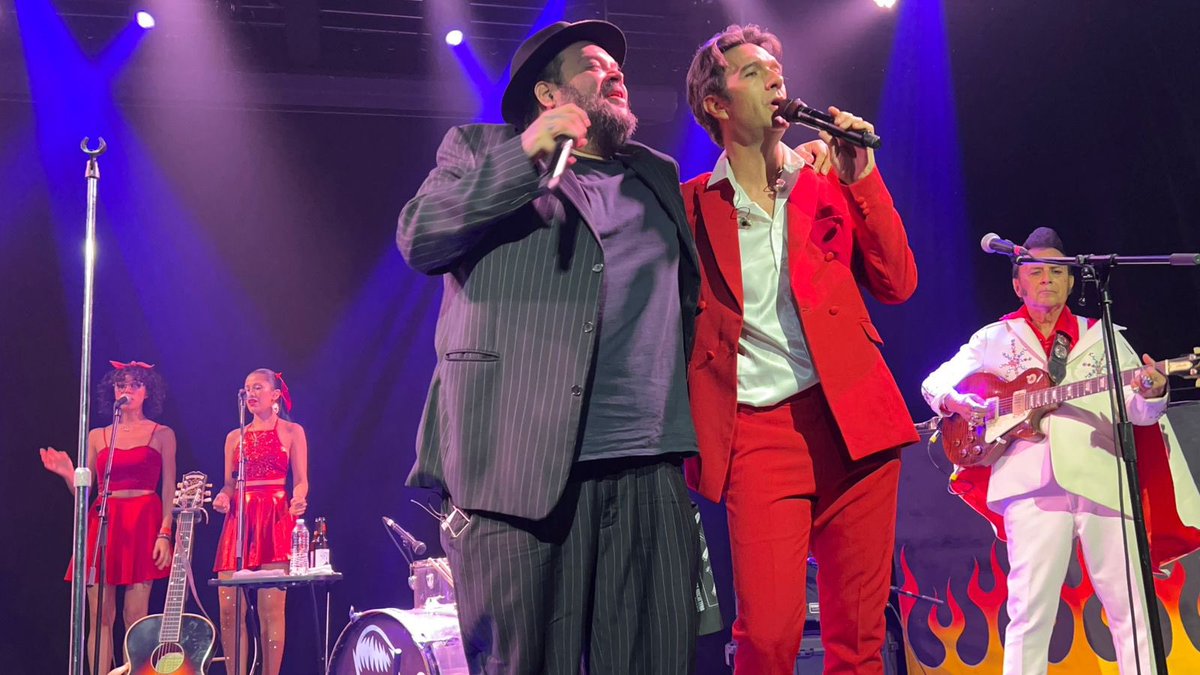 Desvelados_Tv's tweet photo. Gran Noche la que se vivió en el @ForoTims con #aDateWithElvis , tributo al Rey del Rock n Roll Elvis Prestley a cargo de Rebel Cats y Leo de Lozanne.
Excelente toquin en donde hubo varios invitados como Pato Machete y Beno de la banda Genitallica.
#Desvelados
📸 #alexgomez https://t.co/EIWcxg7Qt2