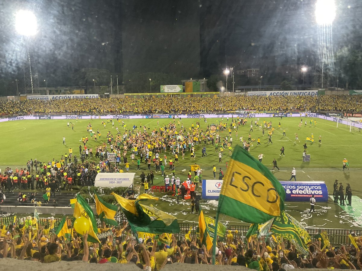 JFCadavid's tweet photo. Uno entiende la alegría que están viviendo en Bucaramanga, pero esto no puede terminar así… La afición de sur inmediatamente terminó el juego se metió a la cancha y después se contagiaron otros UNA VERGÜENZA. Se vendrán sanciones grandes para el equipo. https://t.co/1aTWz1y9i8