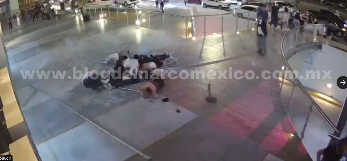 blogdelnarcomx's tweet photo. 2 jóvenes perdieron la vida y 15 resultaron heridos por un sobrecupo del antro Rich que provoco el colapso del barandal  a un altura de 7 metros en San Luis Potosí donde se iba a presentar el Cantante Culichi de Corridos Tumbados (informacion en el enlace) https://t.co/ghQdvUTIT8 https://t.co/vZkRAkDrFR