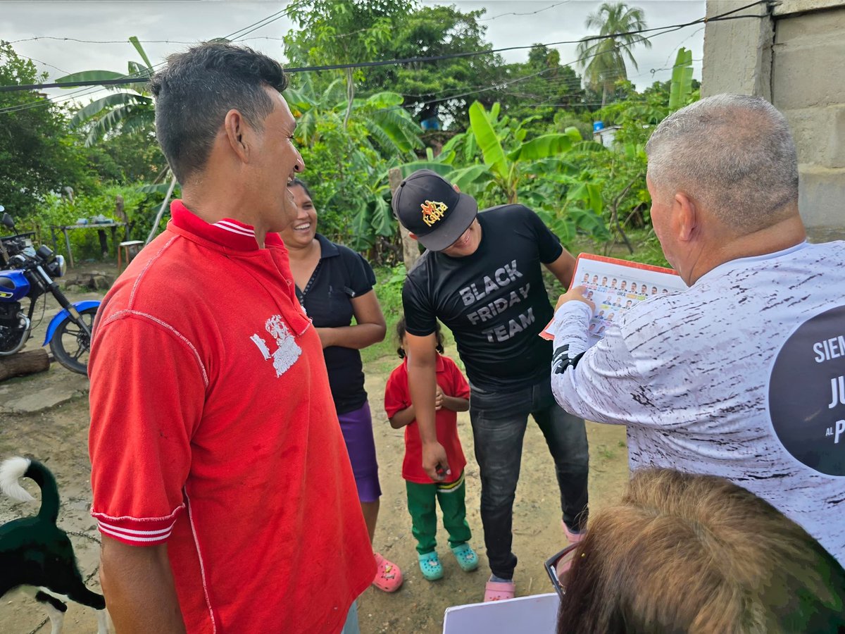 eduardopiate2's tweet photo. Casa X casa y cafecito militante, hoy en la parroquia El Recreo. Moviendo la maquinaria 1x10 para garantizar la victoria del hermano pdte ⁦@NicolasMaduro⁩ en las elecciones del próximo 28 de julio ⁦@dcabellor⁩ ⁦@delcyrodriguezv⁩ ⁦@PartidoPSUV⁩ https://t.co/bIZywbzrfB