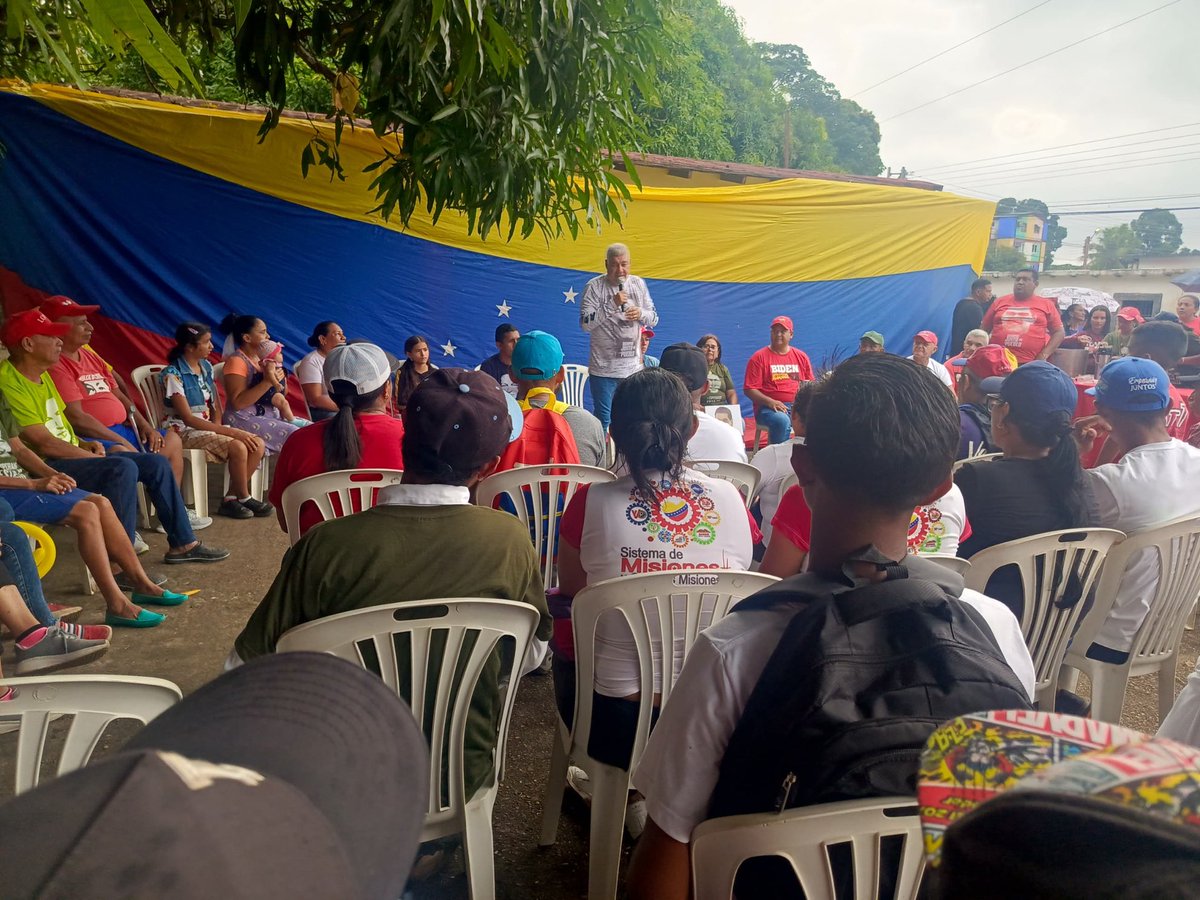 eduardopiate2's tweet photo. Casa X casa y cafecito militante, hoy en la parroquia El Recreo. Moviendo la maquinaria 1x10 para garantizar la victoria del hermano pdte ⁦@NicolasMaduro⁩ en las elecciones del próximo 28 de julio ⁦@dcabellor⁩ ⁦@delcyrodriguezv⁩ ⁦@PartidoPSUV⁩ https://t.co/bIZywbzrfB
