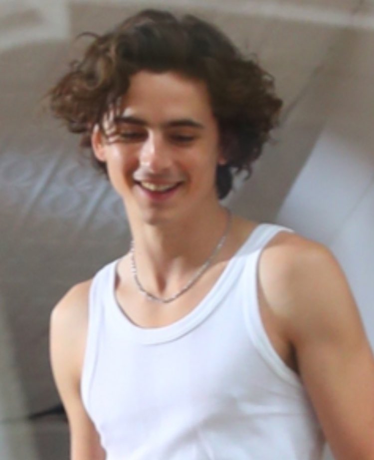 veronicacentan1's tweet photo. Camiseta blanca 🫦🤍
Cadena ⛓️‍💥 
TE AMO 
SOS HERMOSO
#TimothéeChalamet 
#Timmy
#Timmo
#lovetchalamet https://t.co/JHvneGajeC
