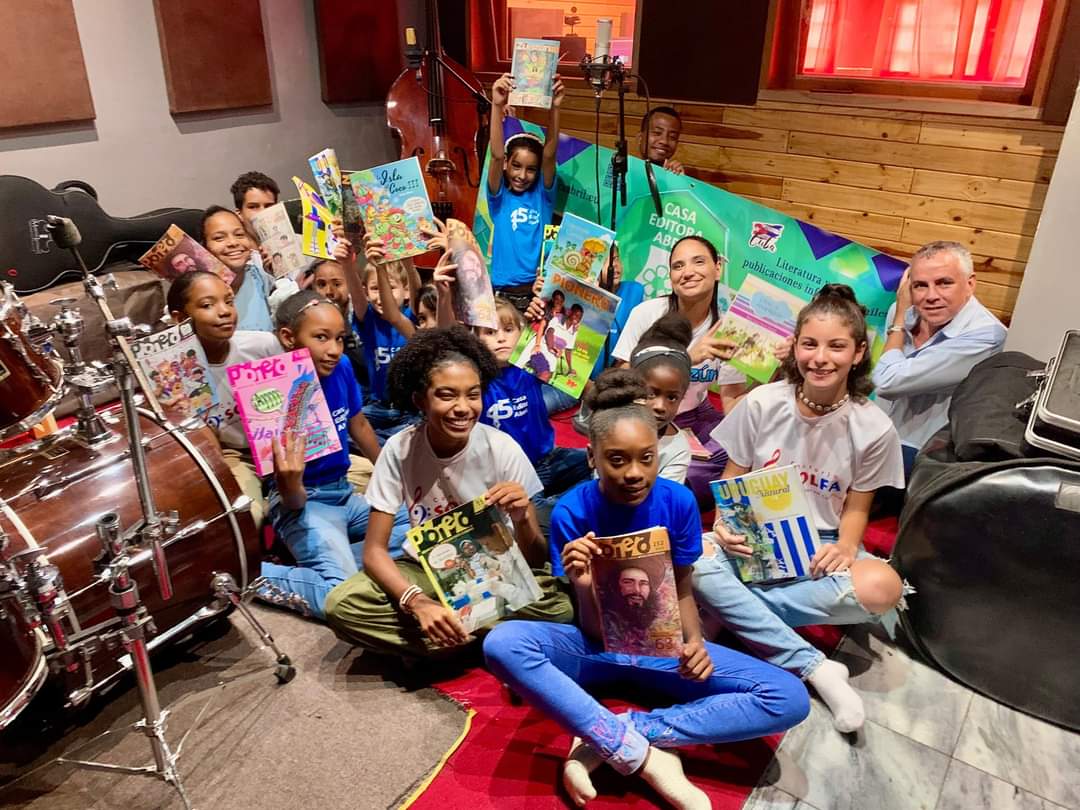SuselyMorfaG's tweet photo. 🎼La @CasaEditorAbril tendrá canción para celebrar su 45 aniversario🎉
Annie Garcés , y nuestros niños  del Coro Solfa harán posible, con sus voces, este hermoso homenaje.
#CubaEsCultura @CubaEsCultura https://t.co/XruTobQtKW