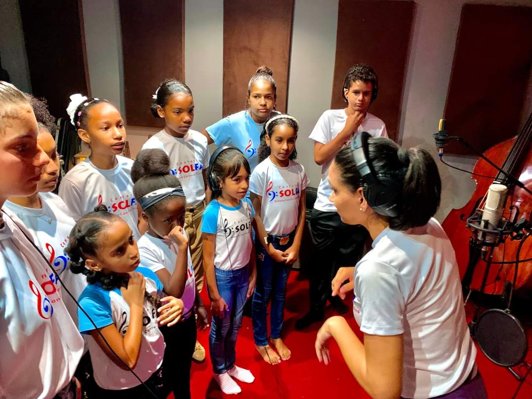 SuselyMorfaG's tweet photo. 🎼La @CasaEditorAbril tendrá canción para celebrar su 45 aniversario🎉
Annie Garcés , y nuestros niños  del Coro Solfa harán posible, con sus voces, este hermoso homenaje.
#CubaEsCultura @CubaEsCultura https://t.co/XruTobQtKW
