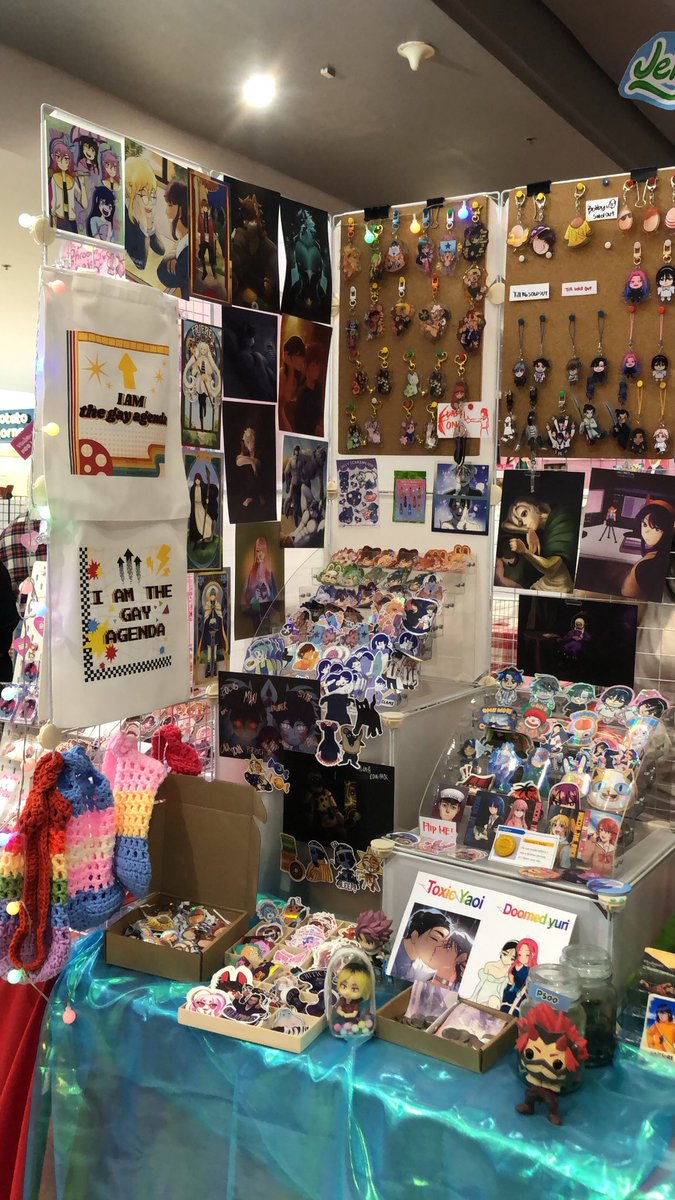 roewaviii's tweet photo. got some of stuff up for the last day! LAST DAY CHAT !!! CMERE N BUY SHIT TABLE 70 NYEOWWWWWWWW!!!

#KomiketPride #Komiket2024 https://t.co/7Whqxppe5B