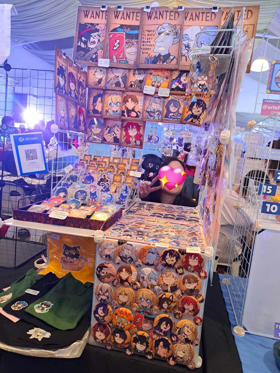 btw my friend made this!! they said they don't have socials for art so I can't tag/link them on anything 😭😭😭 but their artist name is Seraphon Studios!!!

they're boothing at #DDAM2024 rn at table E2!

don't have a pic of their table there but it should look like this