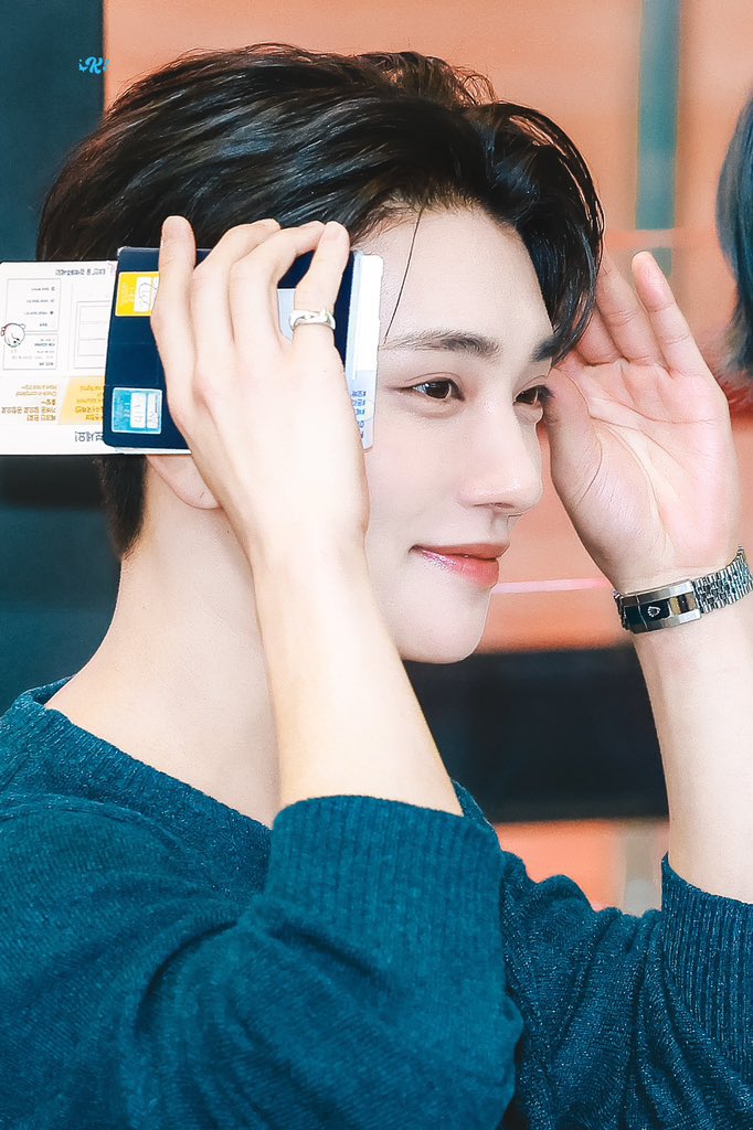 이날 슈아 기분 되게 좋아보였는데 아직도 자기 광고 있을 줄 예상 못했어서 더 행복했나봄..ㅠㅠ 넘 사랑스러워