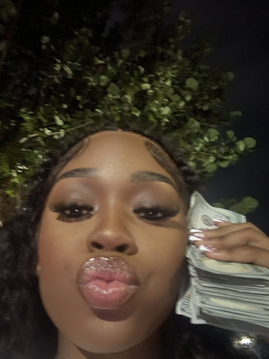 zaylaluxx_'s tweet photo. just graduated bih😎🆒 https://t.co/2Iw3PI7y4y