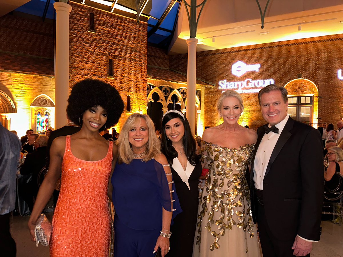 Amazing night at Art Ball! 🖼️💃🏻🪩<a href="/DebbieLieberman/">Debbie Lieberman</a> <a href="/RepMikeTurner/">US Rep. Mike Turner</a> <a href="/m0eshatwin/">Allison Jordan</a> <a href="/DaytonArt/">Dayton Art Institute</a>