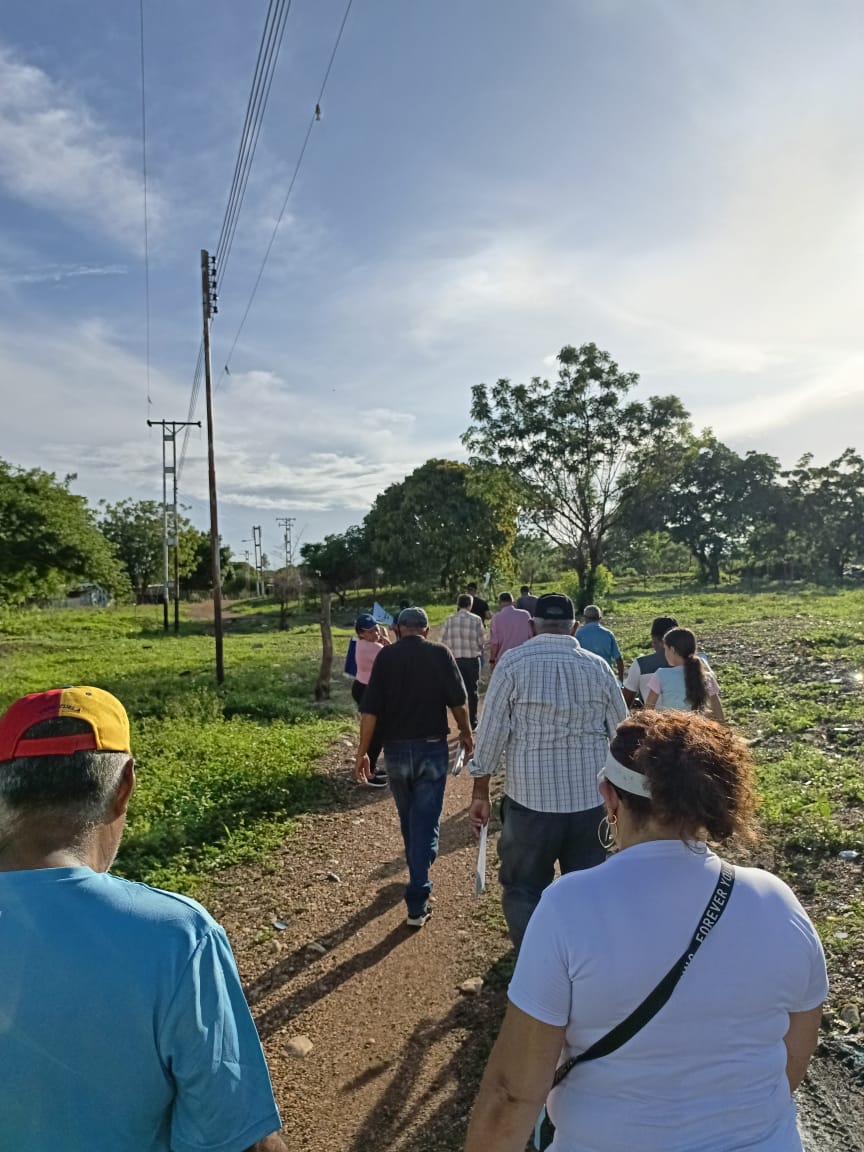 Adguarico's tweet photo. #07Jun Recorrido casa por casa en El Sector Bicentenario II, municipio Mellado. Donde llevamos el mensaje de esperanza y también indicamos como votar correctamente este 28J en la tarjeta de la unidad 👍🏽
#EdmundoParaTodoElMundo #Unidad #HastaElFinal 🇻🇪 https://t.co/8Swv8TfmL8