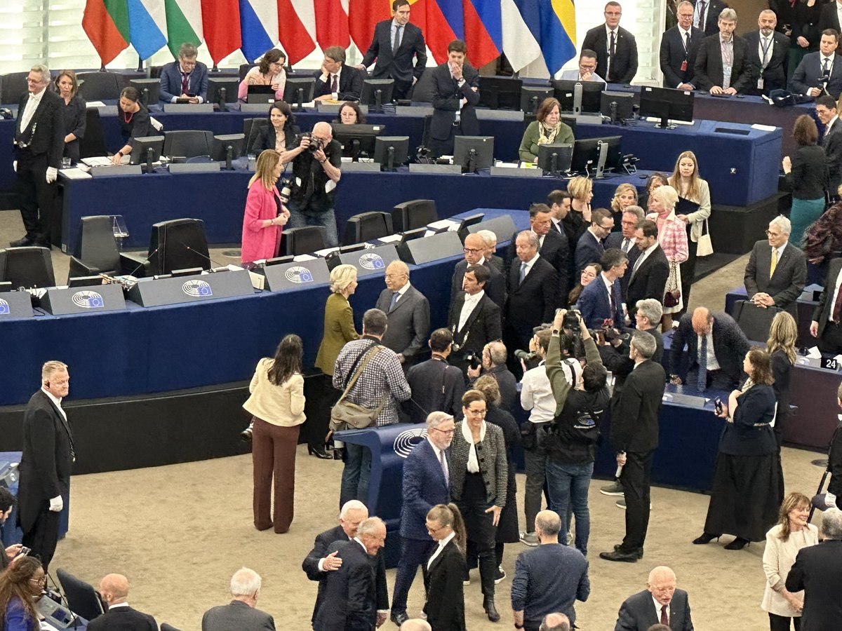 CaliforniaRobin's tweet photo. Did you know that the Eurobarometer shows that young people have the most European values ​​according to the EP's media director Jesús Carmona? So whether it's your 1st time or your 5th time, please vote! #EP24 #EUdk #Useyourvote #brugdinstemme #EUisU #EuropeanElections2024 https://t.co/dnQPGBMyeV
