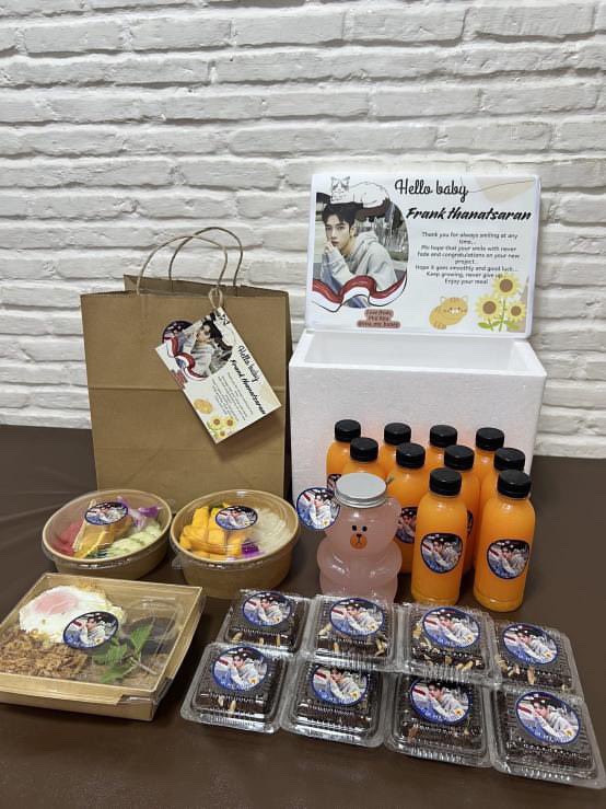 frankthanatsar3's tweet photo. Food support from lovely fan🌻✨
Special thank @_huongnin2901  @rita_my_honey  @yuyun.doni 

#frankthanatsaran #นุ้งหมีของแฟรงค์ #frankeating #jevelmusic https://t.co/zCjnZz217R