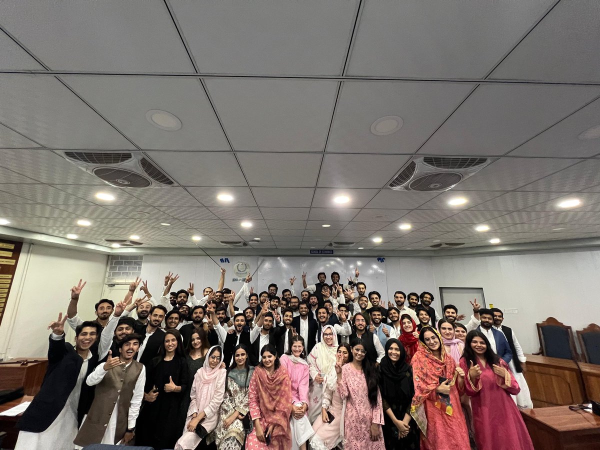 UssamaAslam's tweet photo. اِک عہد تھا جو تمام ہوا 🥺🫀
#batch2024 #SOE #qau https://t.co/umCsz5O9CY