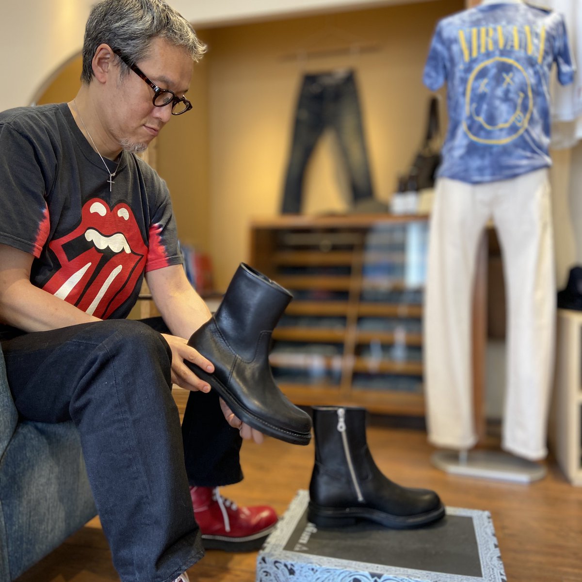 cellar_denim's tweet photo. KIDS LOVE GAITE
シンプルなジップアップブーツ DAVE。
シンプルでジーンズとの相性を考え
選びました。
革は磨きを入れていくほどに艶が出て
男らしく変化します。
7〜9.5まで揃っています。
ぜひ店頭で。
#kidslovegaite #denimcellar #レザーブーツ https://t.co/dxXf6t47pp