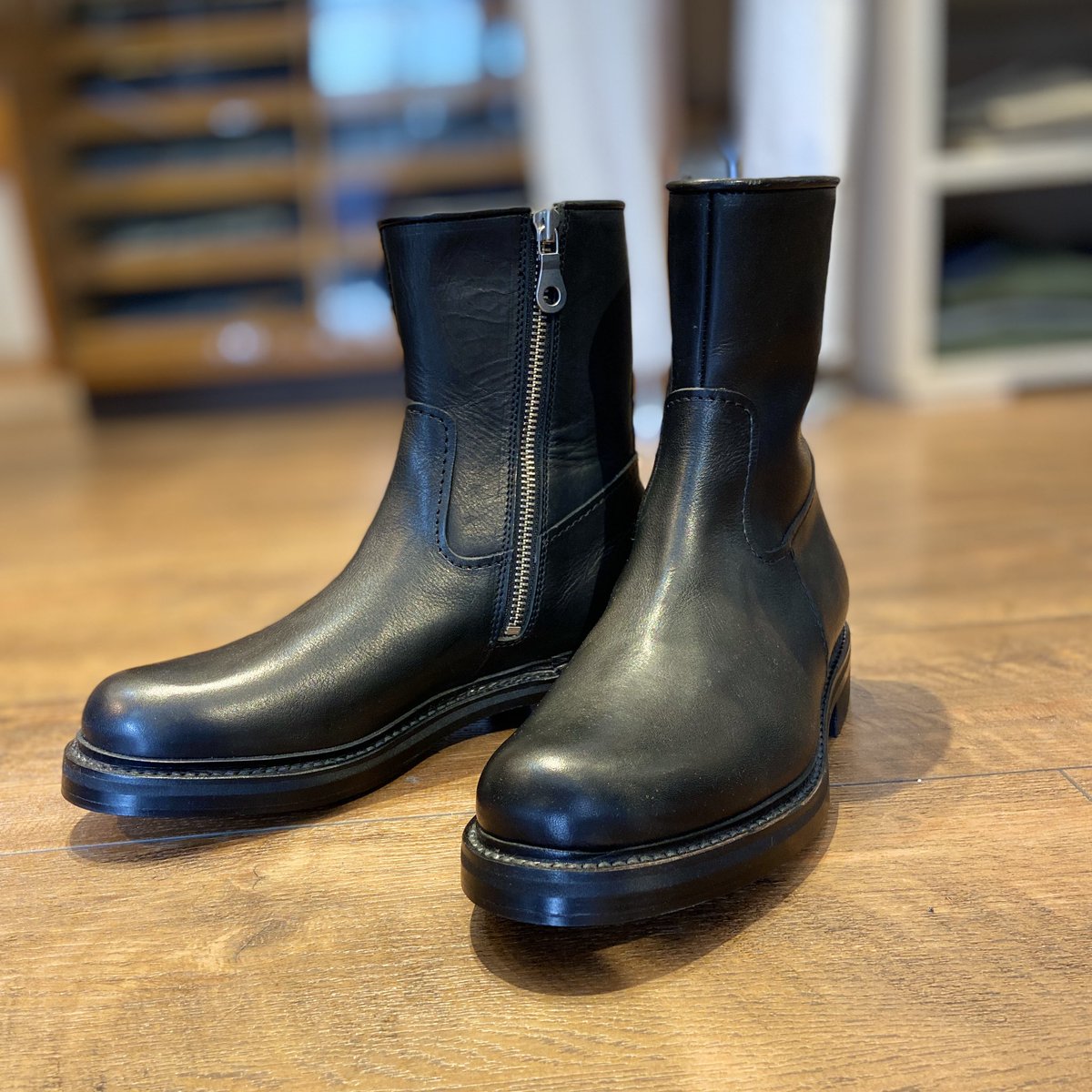 cellar_denim's tweet photo. KIDS LOVE GAITE
シンプルなジップアップブーツ DAVE。
シンプルでジーンズとの相性を考え
選びました。
革は磨きを入れていくほどに艶が出て
男らしく変化します。
7〜9.5まで揃っています。
ぜひ店頭で。
#kidslovegaite #denimcellar #レザーブーツ https://t.co/dxXf6t47pp