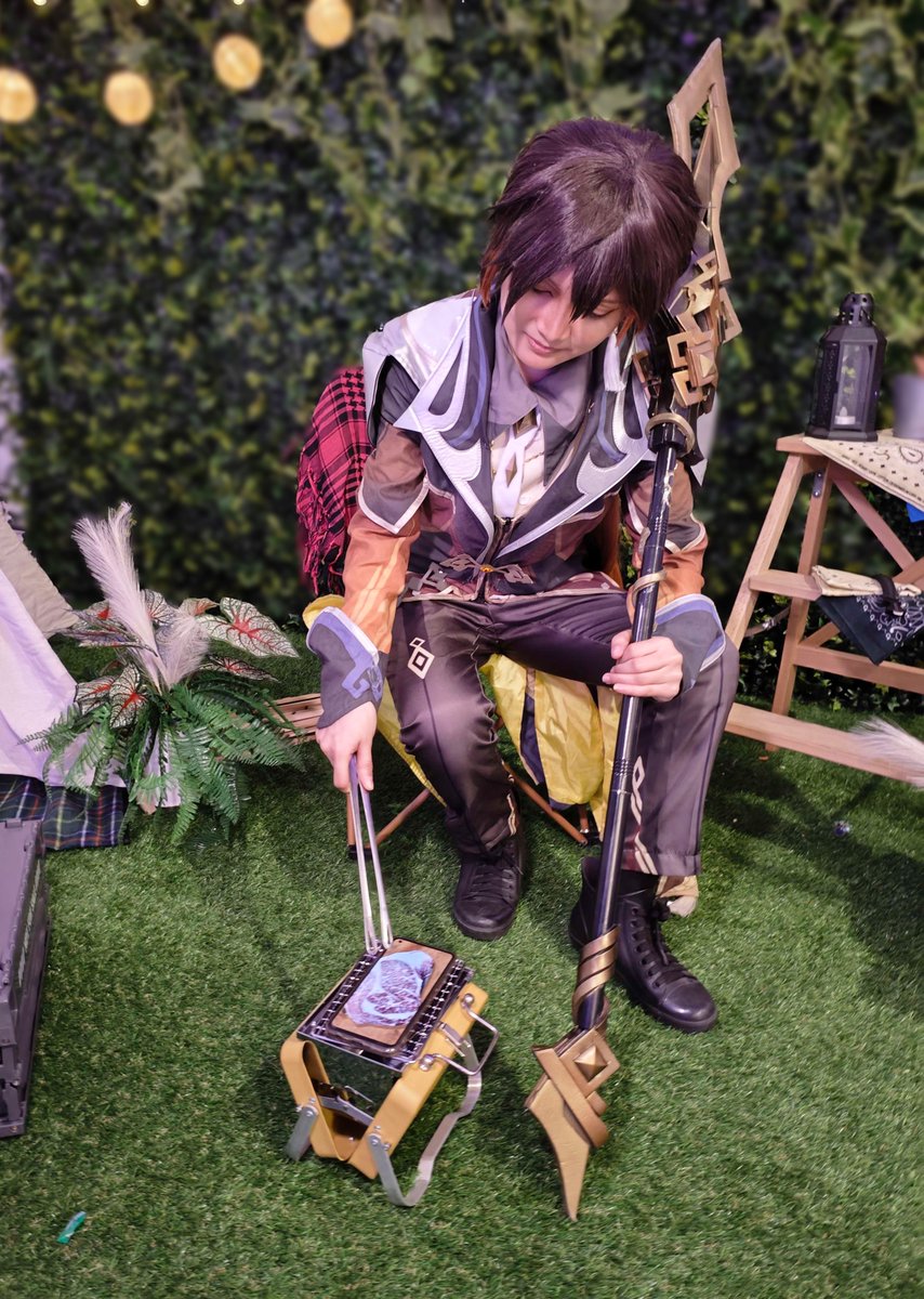 IRLSophieSephy's tweet photo. #BLushCon2024
@BlushCon
#blush   Senior citizen Zhong li can no longer afford steak so he'll  cook his phone instead

The staff manning the stand is so supporting and gave ideas to us. Thank you organizers for making the atmosphere welcoming~!

#Zhongli #GENSHINIMPACT #Cosplay https://t.co/e8llIwFolY