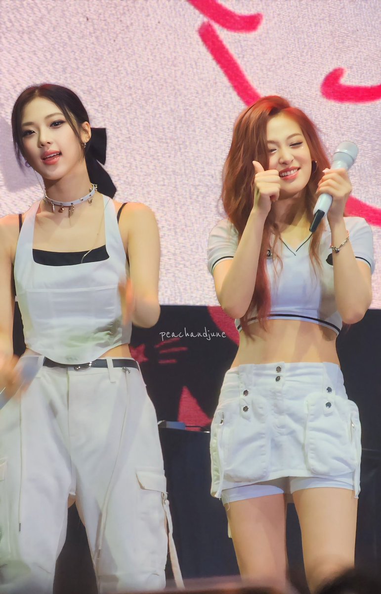 peachandjune's tweet photo. their expression😆 2 precious babies🥹 @YGBABYMONSTER_ #RUKA #AHYEON #BABYMONSTER #SEEYOUTHEREinJAKARTA #BAEMON #루카 #아현 #베이비몬스터 https://t.co/E0LxgV3j5Y