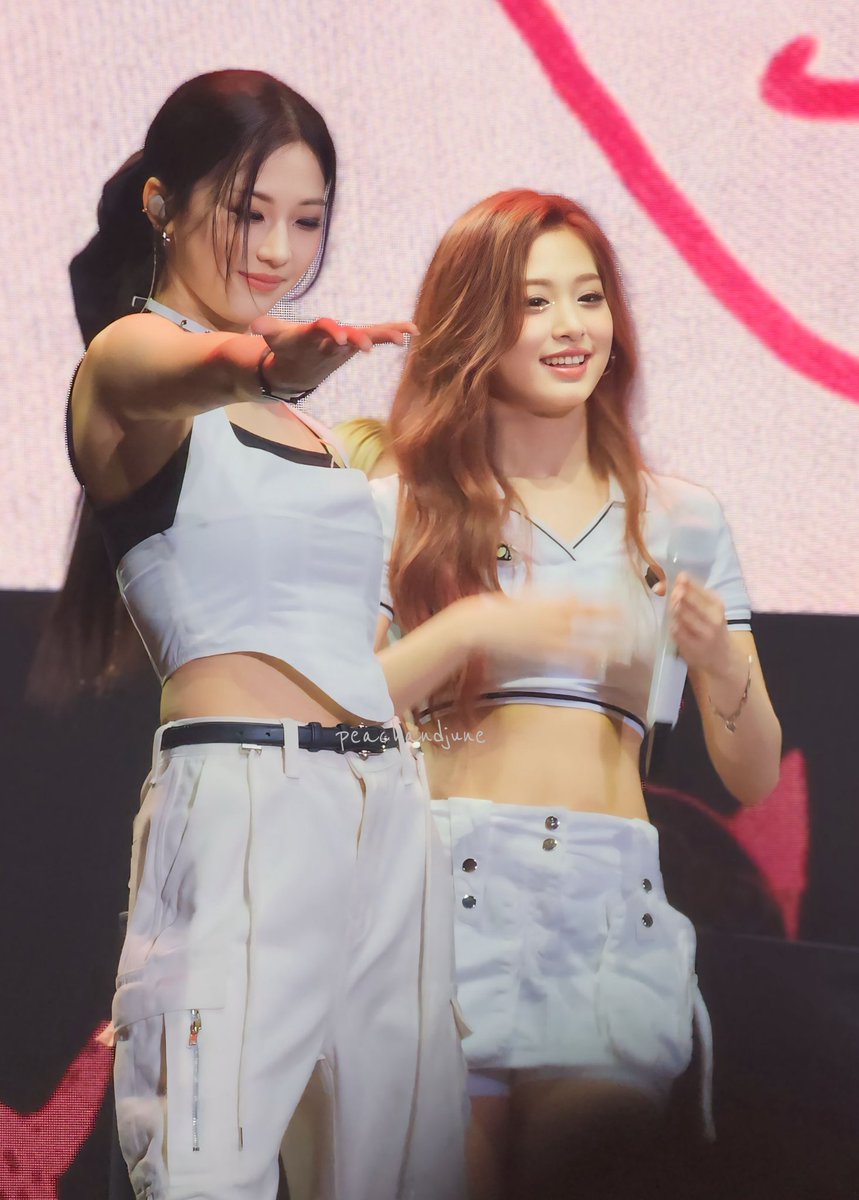 peachandjune's tweet photo. their expression😆 2 precious babies🥹 @YGBABYMONSTER_ #RUKA #AHYEON #BABYMONSTER #SEEYOUTHEREinJAKARTA #BAEMON #루카 #아현 #베이비몬스터 https://t.co/E0LxgV3j5Y