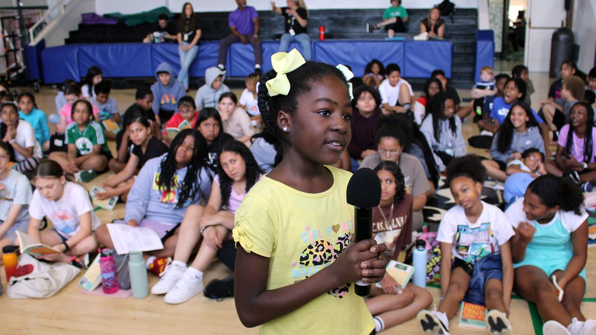GreenburghCSD's tweet image. Friday, June 7, 2024 marked the perfect summery day to officially launch the Greenburgh Central School District's Summer of Reading Program! Follow the link to read the entire article: tinyurl.com/24-GCSD-Summer…
#WeareGreenburgh
#SummerReadingProgram