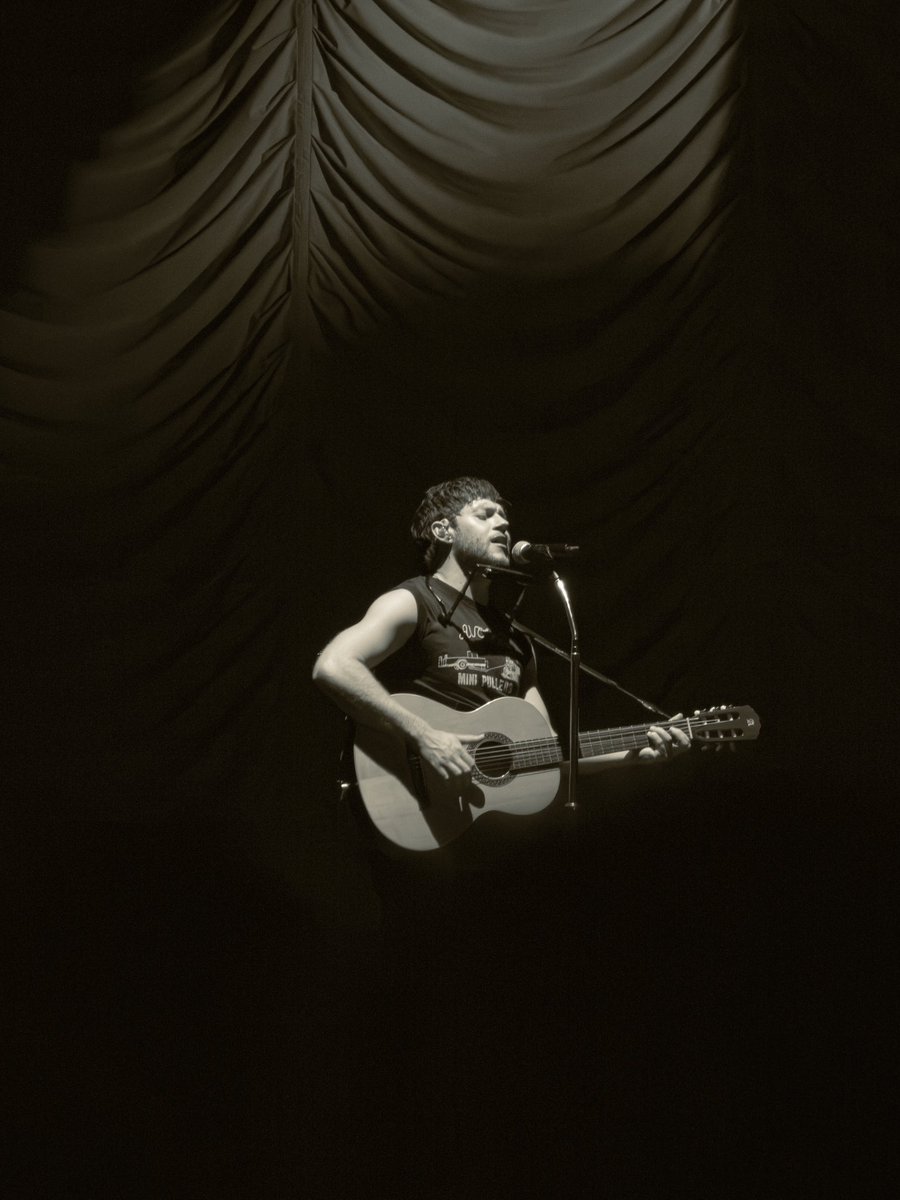 fetchurcameras's tweet photo. virginia looks good on you, @NiallOfficial 

#TSLOTBristow https://t.co/y1FtU7GcgR