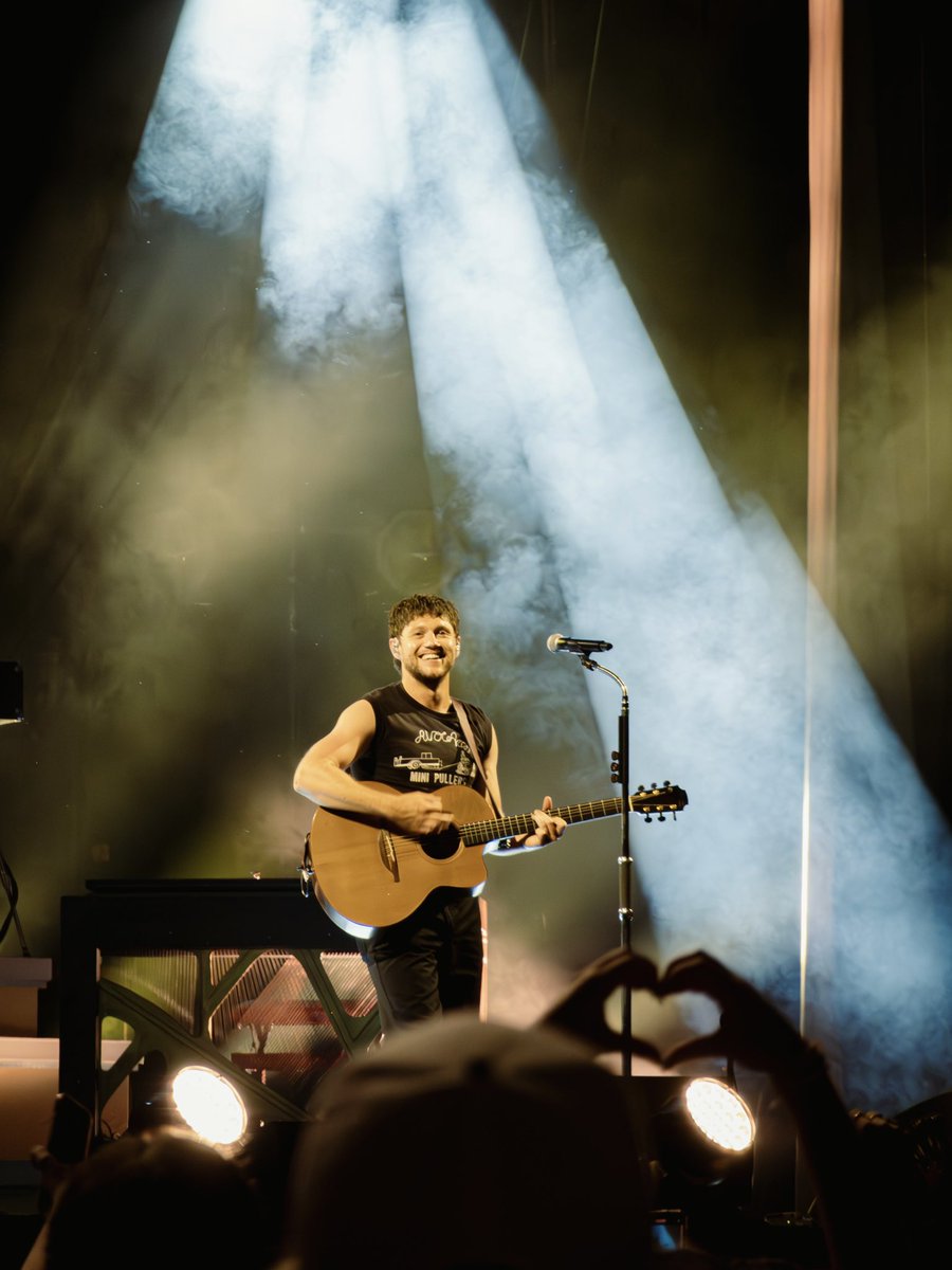 fetchurcameras's tweet photo. virginia looks good on you, @NiallOfficial 

#TSLOTBristow https://t.co/y1FtU7GcgR