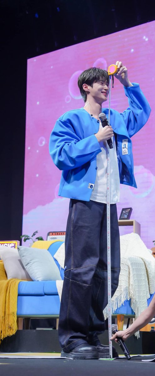 bbyeonwooseok's tweet photo. 키는 몇이야? 🤔 

#변우석 #ByeonWooSeok #ビョンウソク #邊佑錫 https://t.co/HkxXLoGj2I