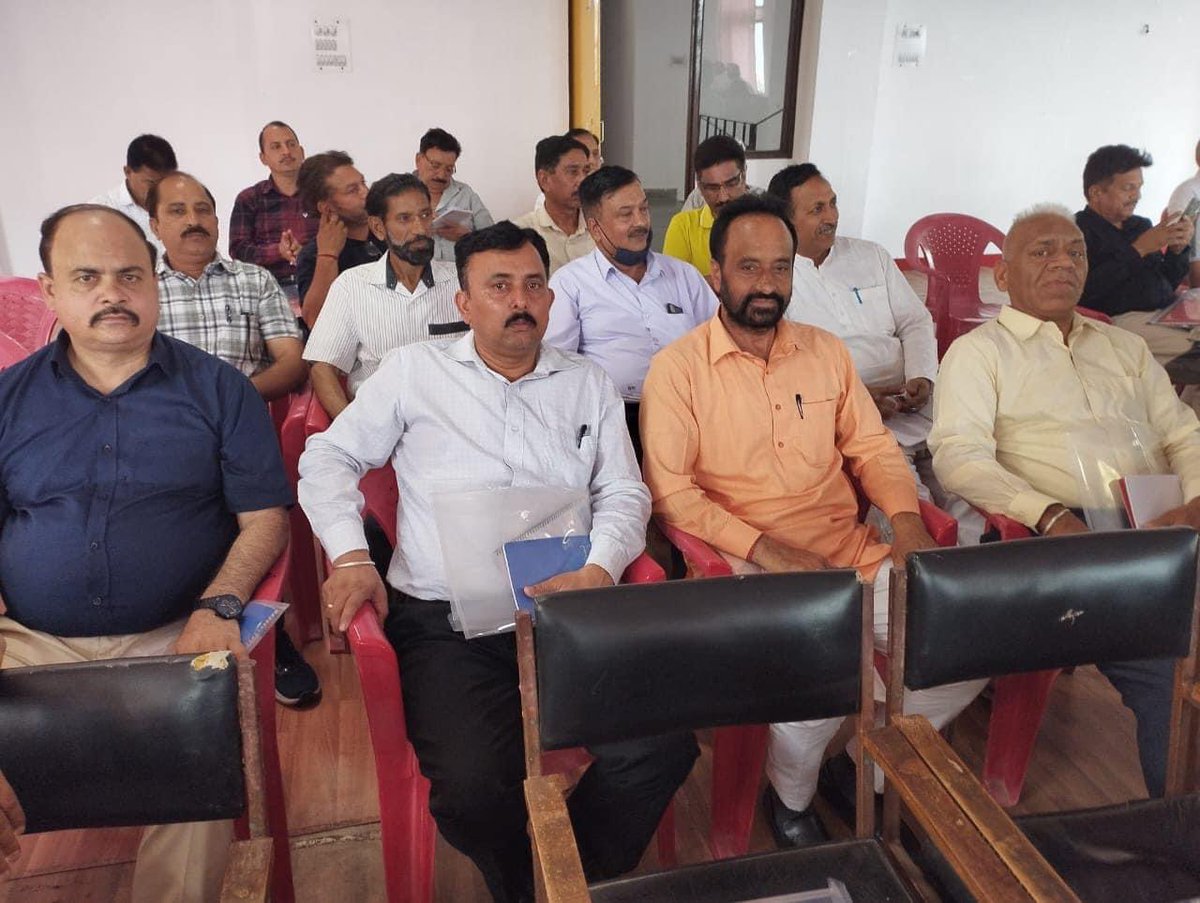 HMSChd's tweet photo. The members of #HimachalMahaSabha #Chandigarh attended the meeting of #akhil #bhartiya #himachal #Samajik #Sangathan at #Solan https://t.co/Lk1L017VRl