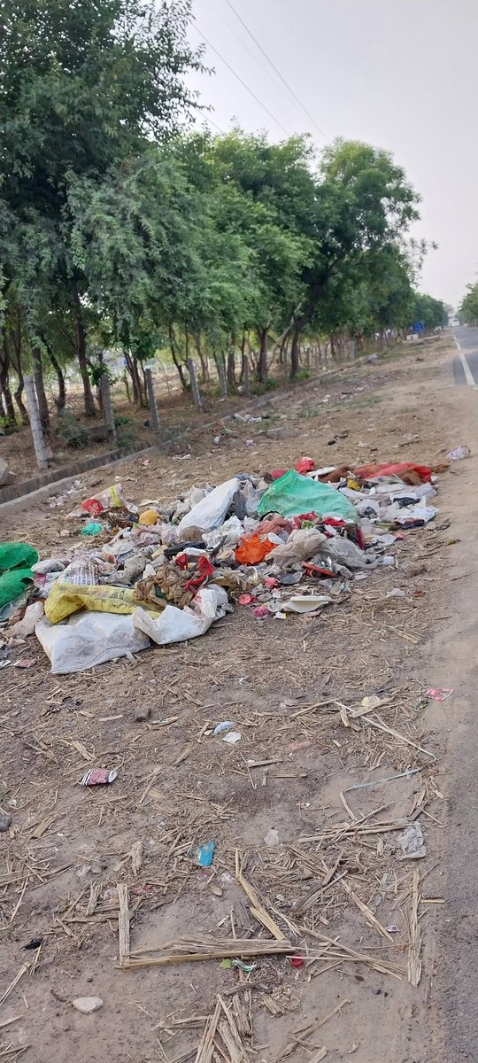 ramShar84800626's tweet photo. तस्वीरें झूठ नहीं बोलती!
सेक्टर 2 के E / F &amp; A block के entrance  पर लगे कूड़े के ढेर @OfficialGNIDA @InduPrakashPCS कृप्या action से अवगत कराये @JagranNews @Dkumarchandel @abhishek_nefowa https://t.co/gbkUoH9wD0