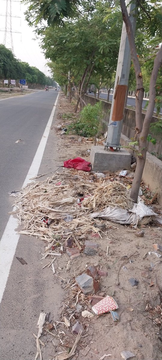 ramShar84800626's tweet photo. तस्वीरें झूठ नहीं बोलती!
सेक्टर 2 के E / F &amp; A block के entrance  पर लगे कूड़े के ढेर @OfficialGNIDA @InduPrakashPCS कृप्या action से अवगत कराये @JagranNews @Dkumarchandel @abhishek_nefowa https://t.co/gbkUoH9wD0