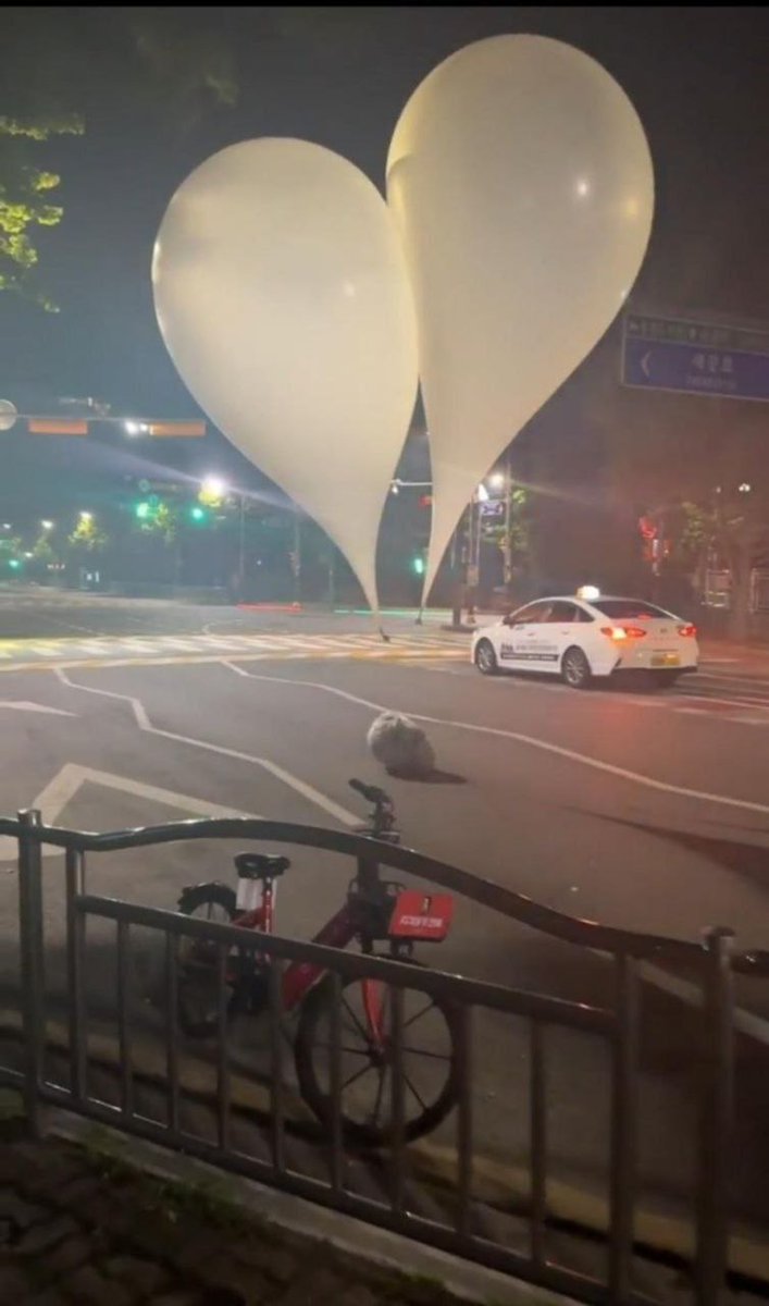 VerdadeseNadaMa's tweet photo. "Que bosta!" Pela 3ª vez, a Coreia do Norte mandou pelo menos 330 balões cheios de 💩💩💩 para a Coreia do Sul. 
[Agora deu merda mesmo, literalmente, ninguém pode negar, hahaha!!! 🤣]
🤮 https://t.co/UnOICCzuta