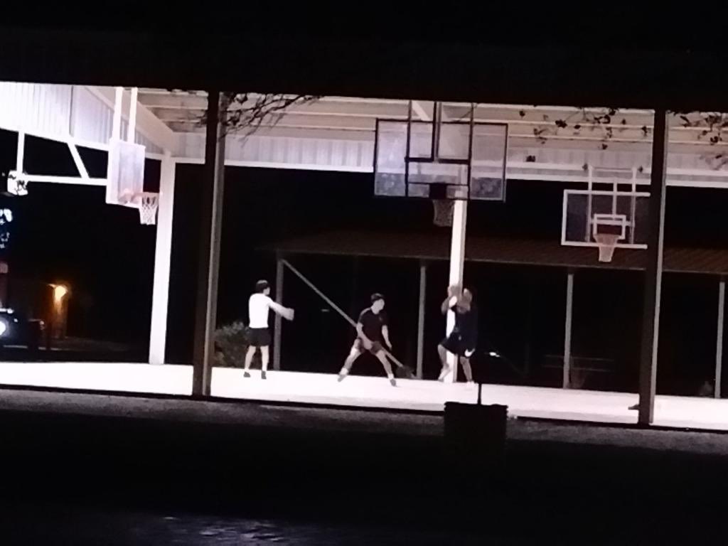 CoachJohnson82's tweet photo. Guys hooping this evening. #grinddoesnotstop https://t.co/9BXtzsRc2Q