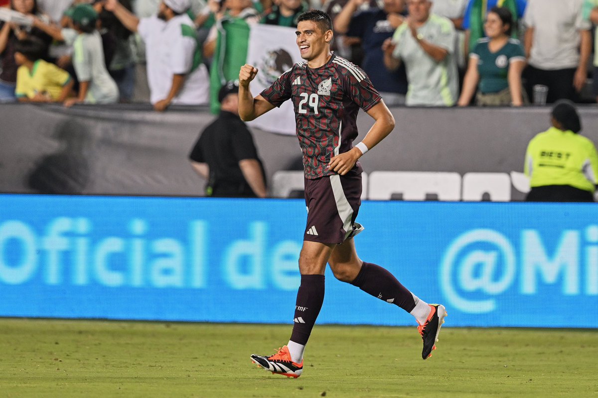 Coras_FC's tweet photo. ⚽️ Recordamos con orgullo a Guillermo Martínez, quien brilló con nosotros en 2016, y hoy celebra un gol con la selección mexicana contra Brasil.

¡Felicidades, Memo! 🇲🇽💪
#SomosCoras https://t.co/jRZGmEU124