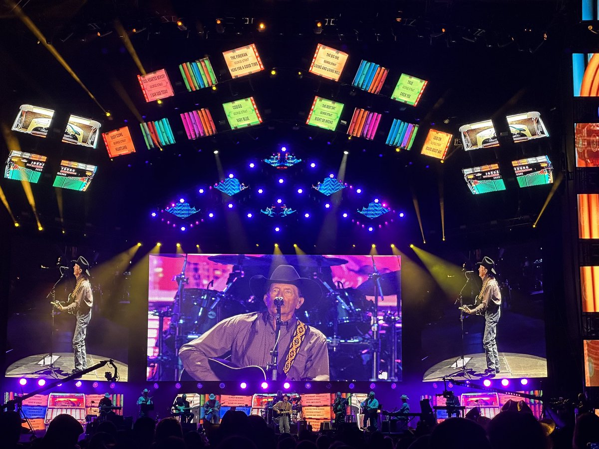 EvinMunson's tweet photo. Truly one of the best nights!!! Clarence from guest services @MetLifeStadium thank you for the upgrade!!! It was truly appreciated!!! Made my night!!! @GeorgeStrait amazing as always!!! #AmarilloByMorning #Troubadour #StraitToNewJersey https://t.co/qjjpfgZQv5