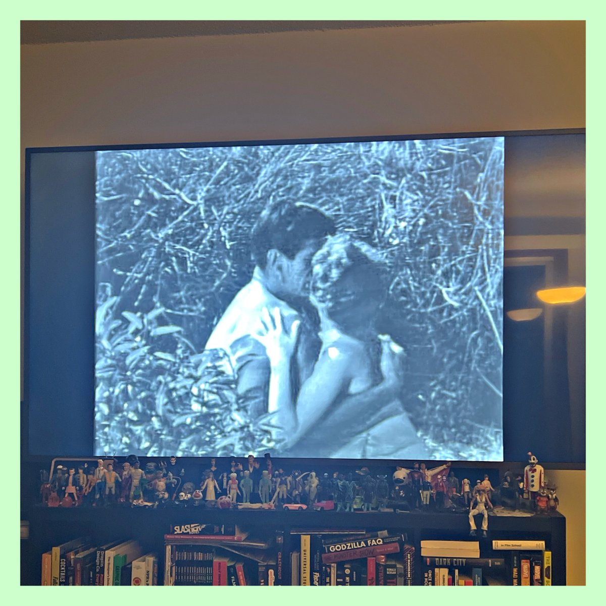 Tombs237's tweet image. They went from Passionate kissing to miming, back to passionate kissing. 1950s hanky panky is odd! 

#MonochromeCreeps 
#RobotMonster