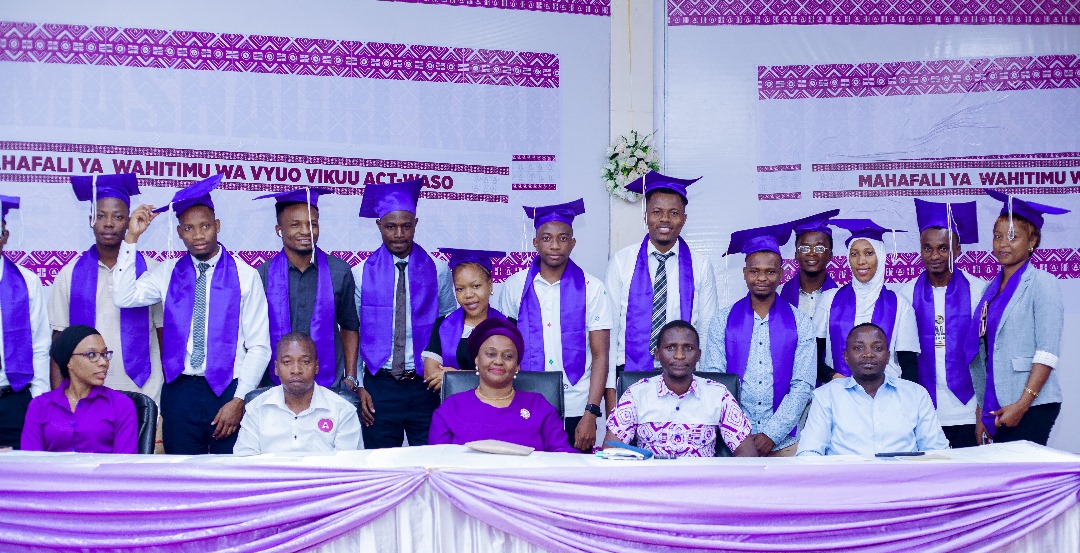 PMacheyeki's tweet photo. "Mnapaswa kuitumia elimu mliyoipata kuisaidia Jamii." - Abdul Nondo
Mwenyekiti wa @NgomeyaVijana Taifa akizungumza na wahitimu wa @ACTwazalendo vyuo vikuu
#SautiyaVijana
#Popotetupo
#ACTWASO
@abdulnondo2 https://t.co/XxzFmFVnz3