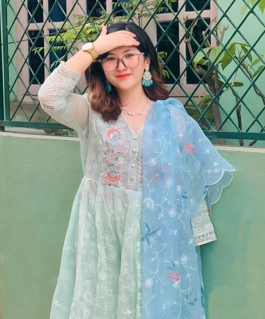 Inspiration: जन्मजात आफ्नो एउटा हात गुमाएकी २० वर्षीया अनिशा वाइबाले अहिले आफ्नै कपडाको पसल खोलेकी छिन्। सानै उमेरदेखि साथीहरूले हात नभएको कारणले गर्दा उनलाई जिस्काउँदा पनि उनले त्यो आफ्नो कमजोरी ठानिनन्, उल्टै आफ्नै व्यवसाय गर्ने आँट गरिन् र अहिले मासिक लाख+ सम्म आम्दानी गर्छिन