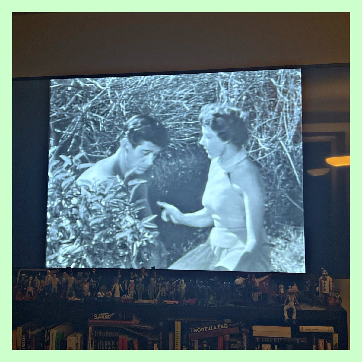 Tombs237's tweet image. They went from Passionate kissing to miming, back to passionate kissing. 1950s hanky panky is odd! 

#MonochromeCreeps 
#RobotMonster