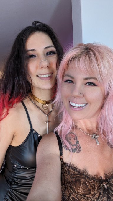 I'm going LIVE for the first time in forever *right now*!! Come spice up your Saturday Night with me