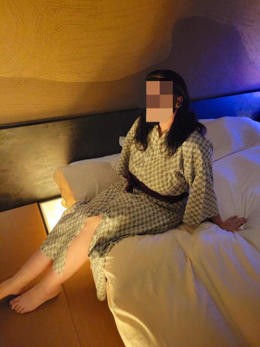 GF_Ranger's tweet photo. ヨーロッパからの留学生と
外国人に浴衣着せて和室で頂くロマン https://t.co/K6EicO6qv9
