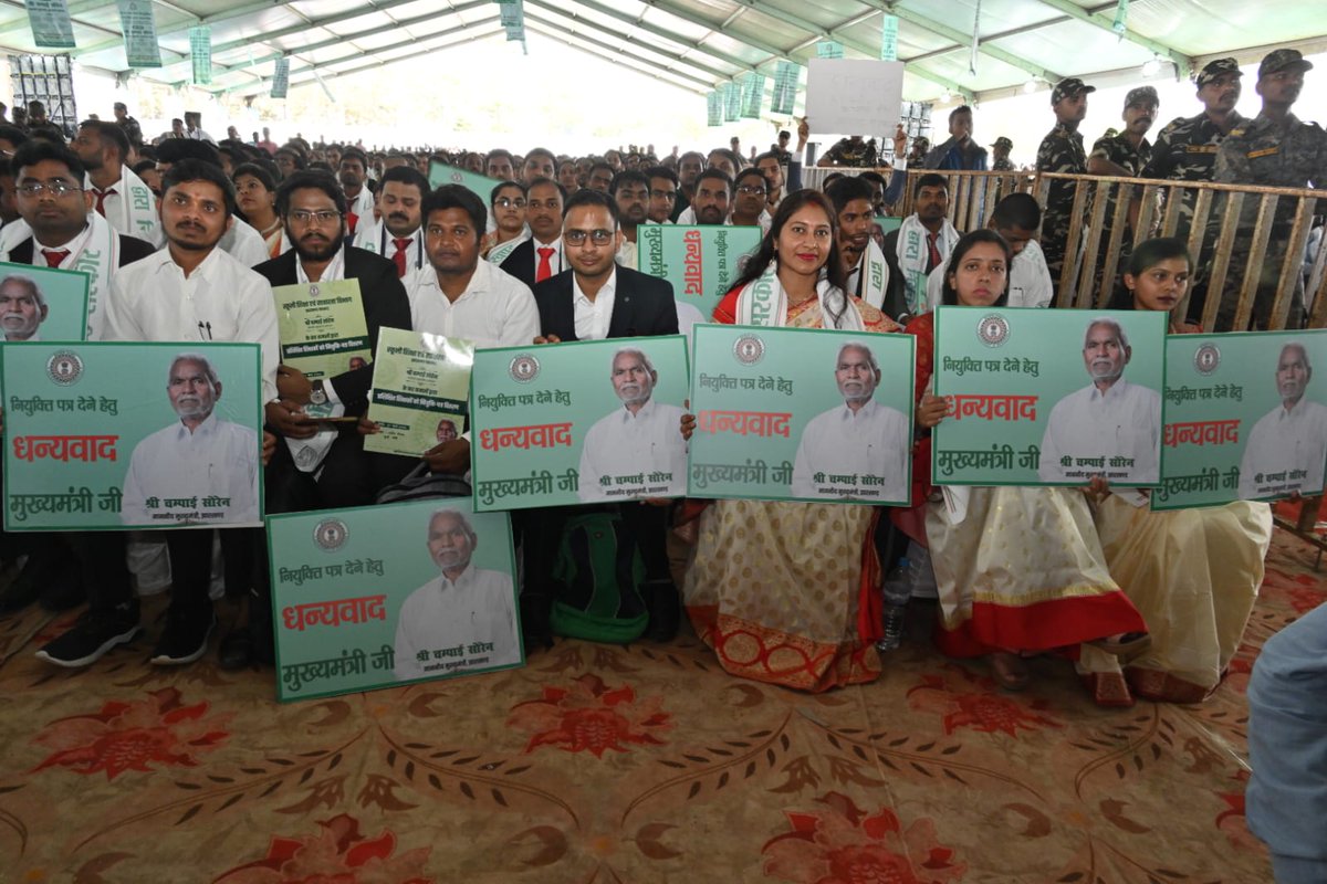 KumarAkash50039's tweet photo. मामला - 7 मार्च को सैंकड़ो कनीय अभियंताओ को नियुक्ति पत्र बांटा और उसके बाद जो जो पहले दूसरे जगह काम कर रहे थे उनसे त्याग पत्र भी लिया गया अब RCD और UDHD ना पदस्थापन किया औ�� ना वेतन दे रहे #JSSC_JE_2023 @ChampaiSoren @BasantSorenMLA
#Release_RCD_JE_Posting
#RCD_UDHD_POSTING_DO https://t.co/1LUKbnmwAi