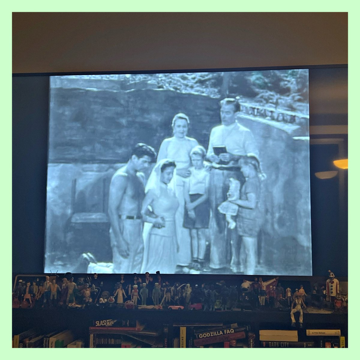 Tombs237's tweet image. Do you think anyone has ever had a ROBOT MONSTER themed wedding? 

#MonochromeCreeps 
#RobotMonster