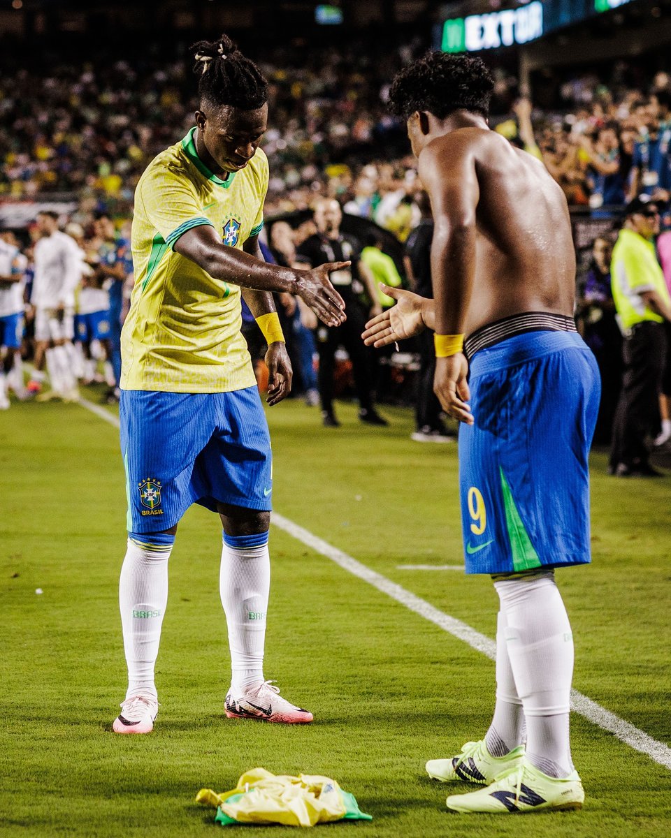 TNTSportsBR's tweet photo. QUE FOTAÇAS FOD@! 😍💚💛 Dois craques de bola que representam o que de melhor o futebol brasileiro produz e a grande esperança da #SeleçãoBrasileira pros próximos anos! 

📸: pedromartins https://t.co/mvnUWmgjih