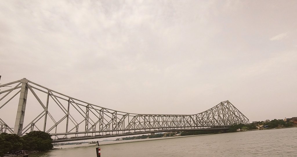 golu_molu_bholu's tweet photo. Good morning doston 💐💐🙌🙌
Har Har Mahadev 🙏
Bs Mamta didi ko Congratulations bolne aaya tha 🥳🥳
#Howrah_Bridge
#kolkata https://t.co/HqsNLWXhy8