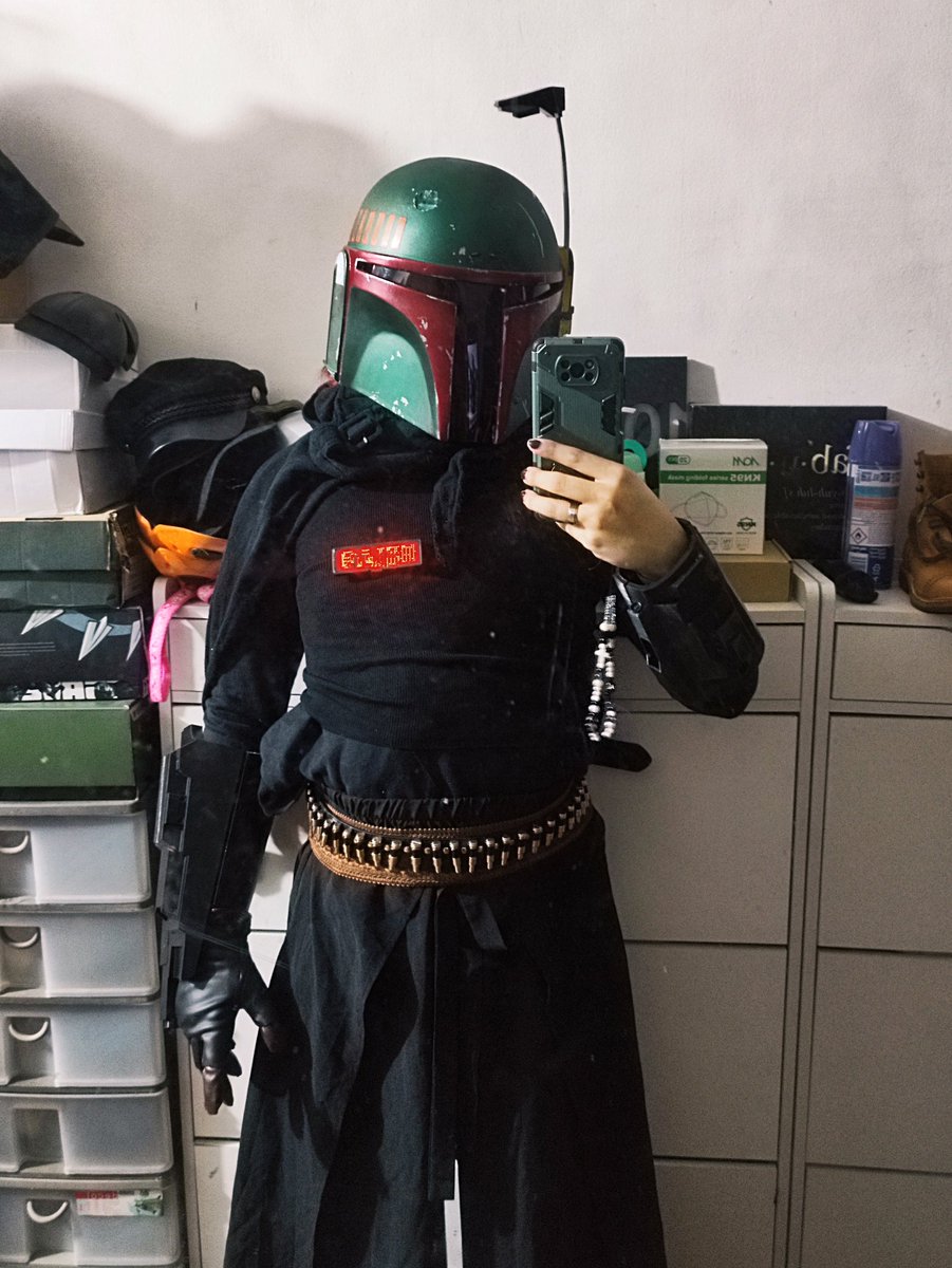ellevira_xx's tweet photo. Boba Fett is in steady progress 🔥

First test fit of what i have so far with emphasis on the helmet (by @EnzoStark4) and vambraces (printed by @gelograyson). Aiming to finish this first version by Toy Con this weekend 🖤 https://t.co/Hy7HLRjCN0
