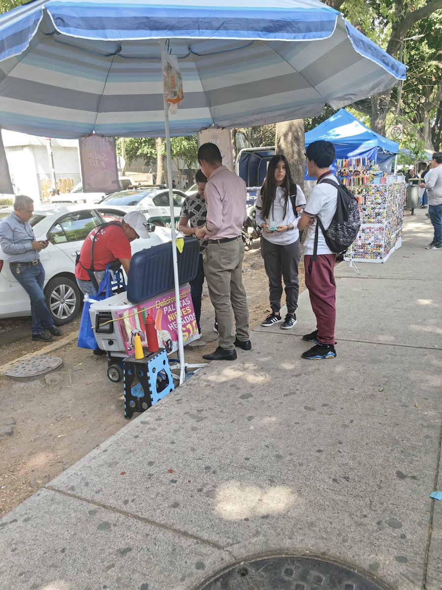 BartC76's tweet photo. @ParquesPolanco8 @PoligonoMH @CuadranteME @aldoajauregui @Altancvv @LagoAlbertoMH @javbvalle @enrinadri @yaravi @AlcaldiaMHmx @jupagugo @AlessandraRdlv @TaniaLariosMX @DiegoConcejalMH @DairenPR @AltagraciaMG1 @mauriciotabe @GrupoModelo_MX @gabysalido @AmerangelLorenz @saburtomh @p1chagoya @TORRERENOIR @Samdya @5antaMerlina @soyrositaperez1 @Paty98963618 @Arturo_Inn @Valbren1411 @cl_gil @E48351616 @deyraibarreche @F1Parques @cesar_m_garrido @MHGOByJ @Participacion_M @mikeerrasti @OVIALCDMX @BlindarMH @MiguelTorrucoG @ClaraBrugadaM @STaboadaMx @colanahuac_cdmx No solo frente a @ParquesPolanco8 , también frente al @cetis8 la banqueta esta llena de puestos semifijos y ambulantes, además de ser un area sumamente sucia gracias a ellos. https://t.co/aXzRbVOqhq
